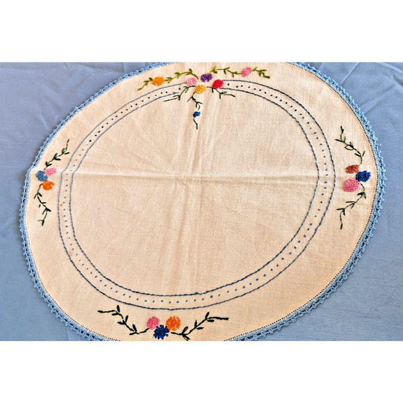 Vintage Embroidered French knot Floral, Scarf Oval Crochet Edge Floral 1950 - Picture 3 of 15